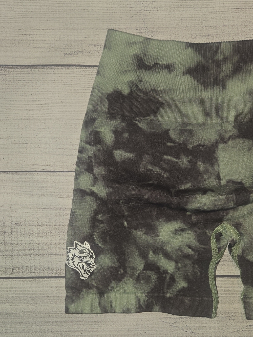 Darc Sport Wolves Forever Everson Seamless Shorts Green Size S NWOT - Picture 3 of 6